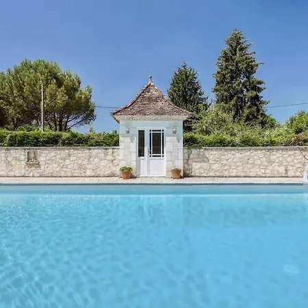 Beautiful French Villa, Sleeps 8, Private Pool & Starlink Wifi *